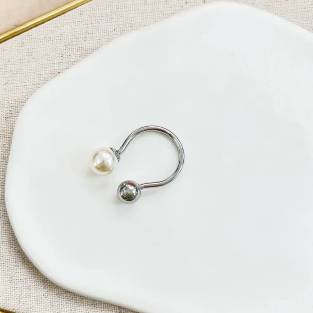 Stainless steel Silver and Pearl Ball Ring. Size 7